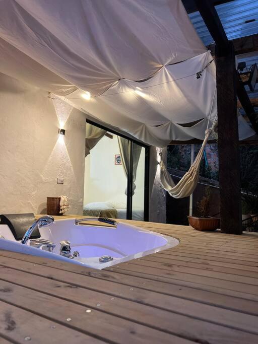 Cálida cabaña aeropuerto mde jacuzzi malla vista al bosque y wifi