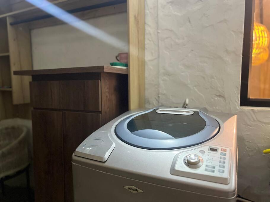 Cálida cabaña aeropuerto mde jacuzzi malla vista al bosque y wifi