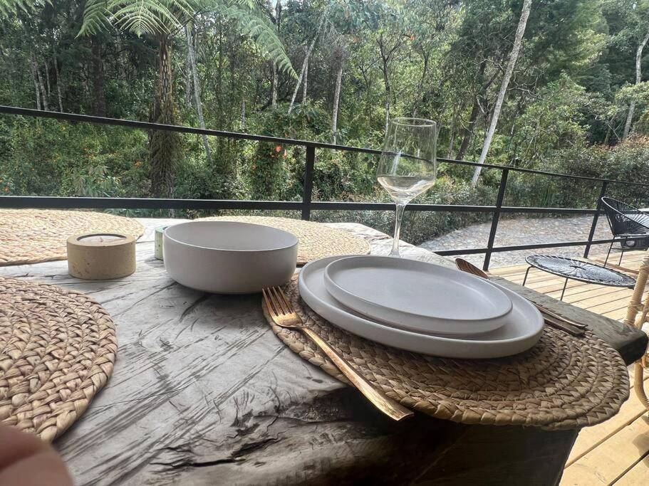 Cálida cabaña aeropuerto mde jacuzzi malla vista al bosque y wifi