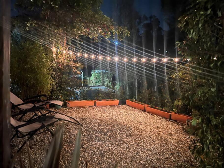Cálida cabaña aeropuerto mde jacuzzi malla vista al bosque y wifi