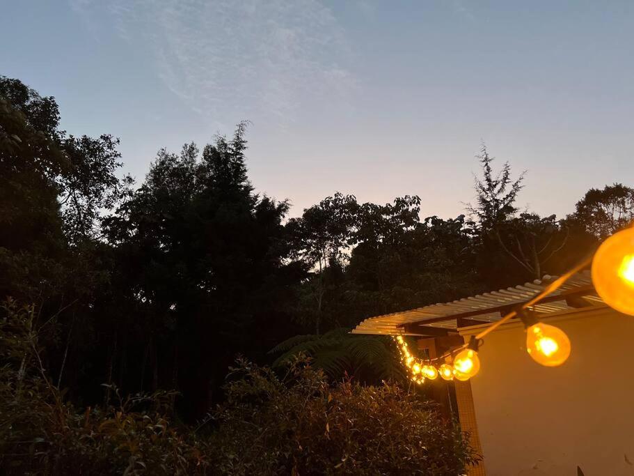 Cálida cabaña aeropuerto mde jacuzzi malla vista al bosque y wifi