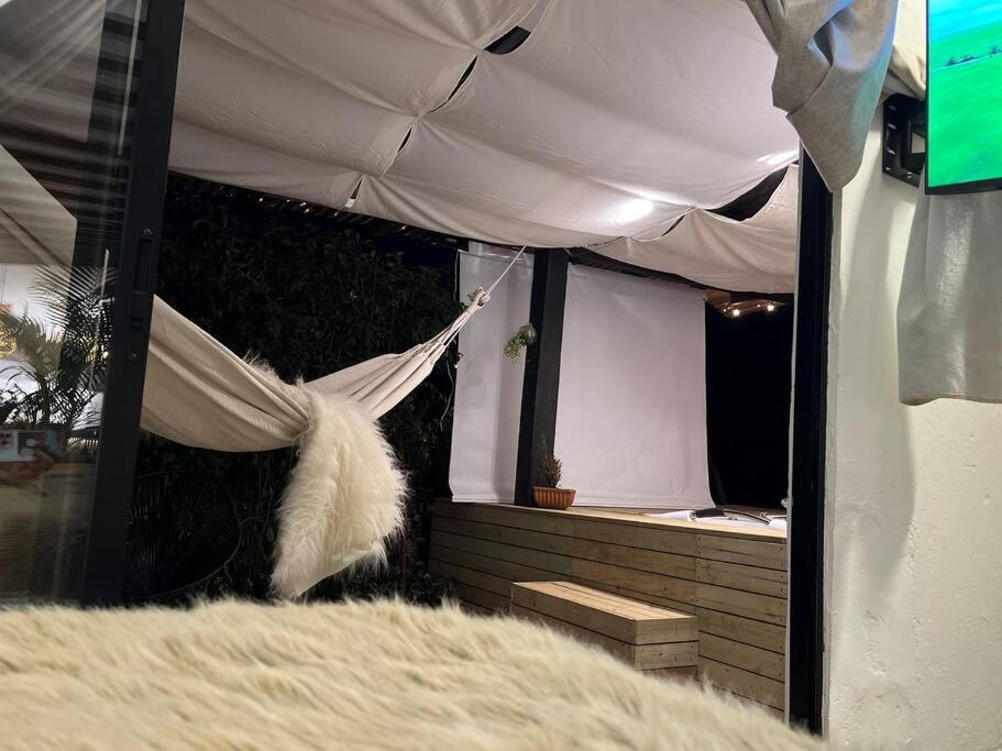 Cálida cabaña aeropuerto mde jacuzzi malla vista al bosque y wifi