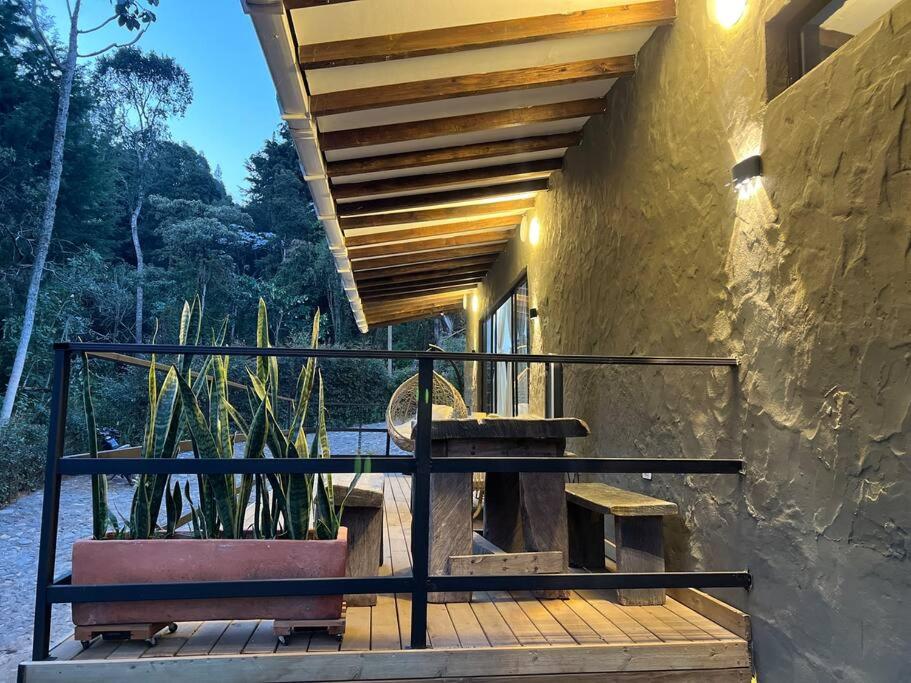 Cálida cabaña aeropuerto mde jacuzzi malla vista al bosque y wifi