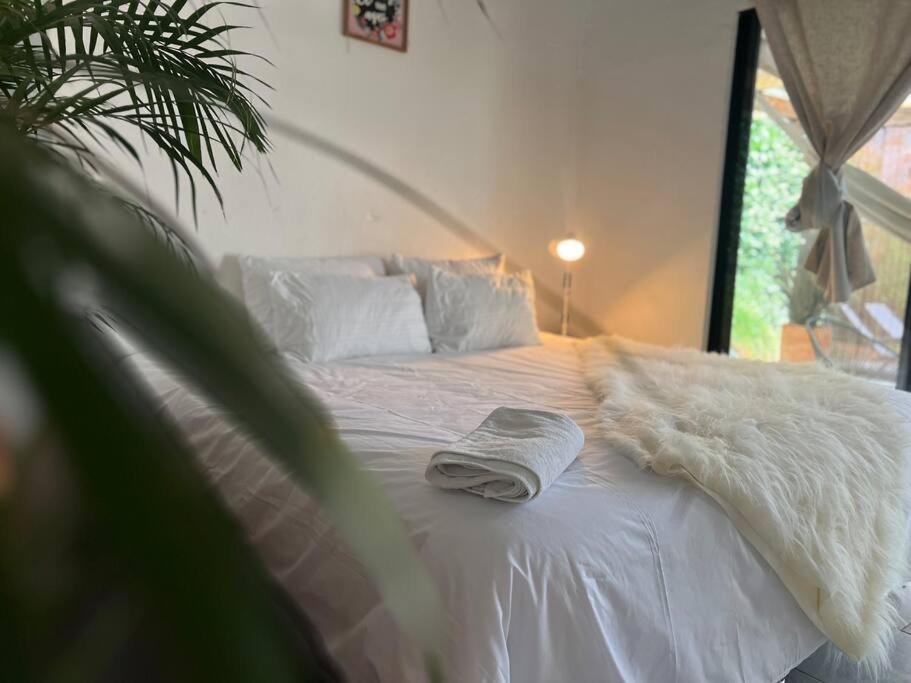 Cálida cabaña aeropuerto mde jacuzzi malla vista al bosque y wifi