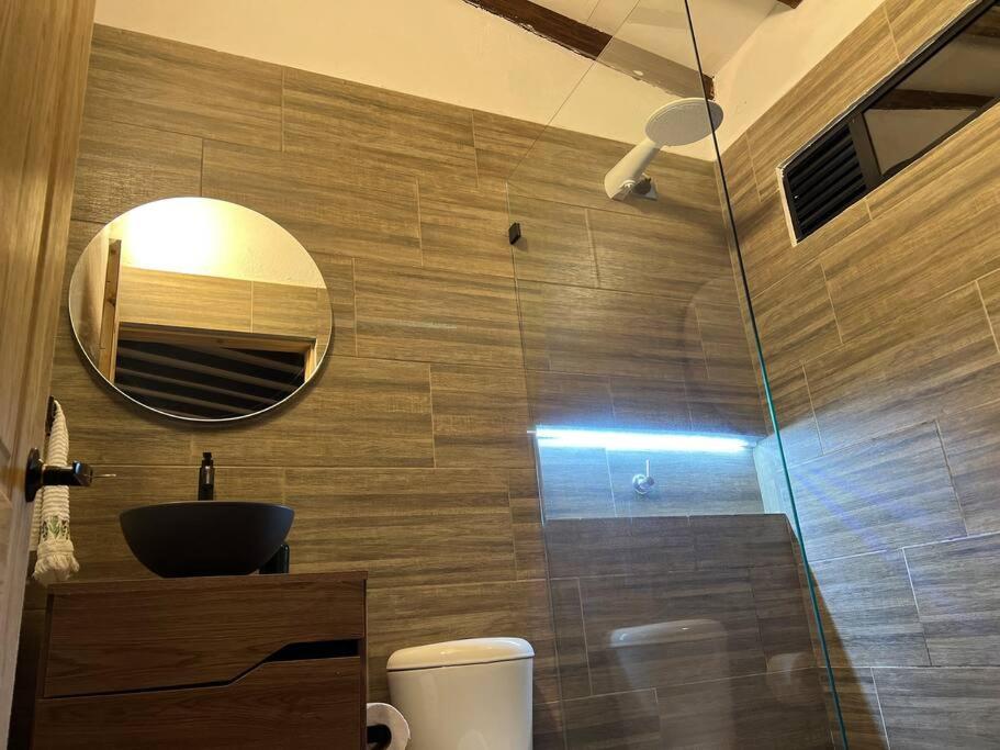 Cálida cabaña aeropuerto mde jacuzzi malla vista al bosque y wifi
