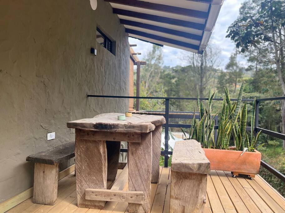 Cálida cabaña aeropuerto mde jacuzzi malla vista al bosque y wifi