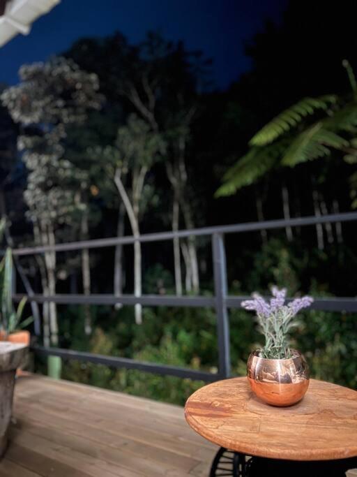 Cálida cabaña aeropuerto mde jacuzzi malla vista al bosque y wifi