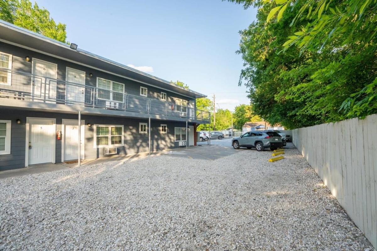 HTX King Bed Apt Near Dtown MedCenter Sleep 6 view 3