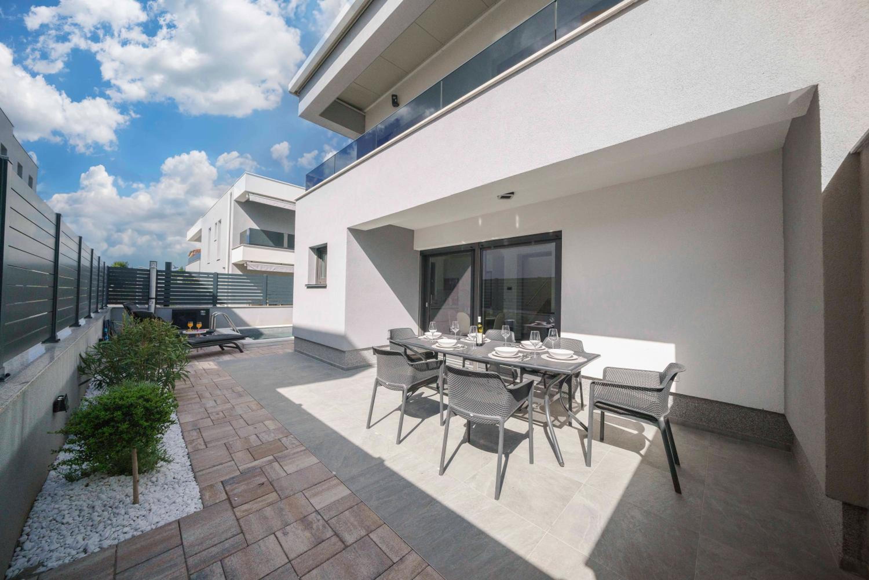Villa Augusta with heated Pool view 3