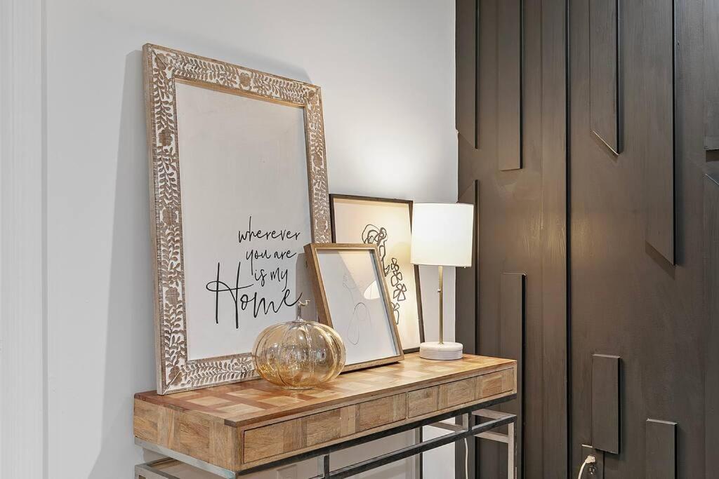 Chic 2 bedroom w/ free parking view 2