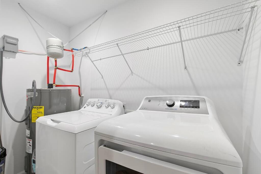 Chic 2 bedroom w/ free parking view 3