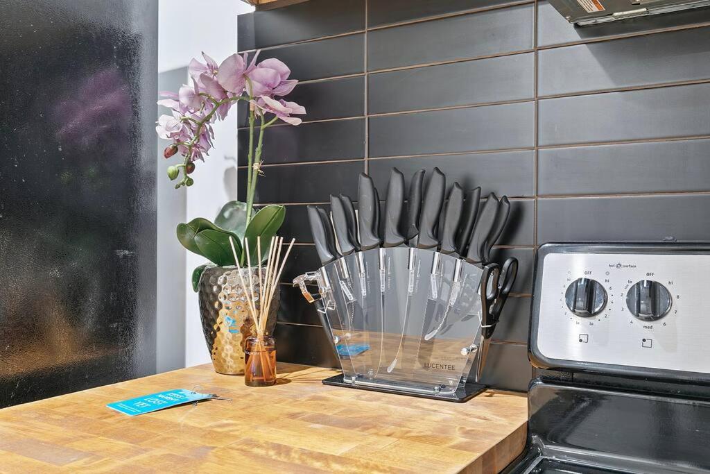 Chic 2 bedroom w/ free parking view 4