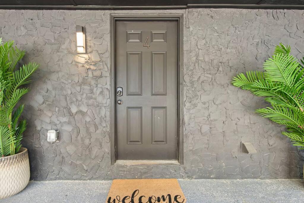 Chic 2 bedroom w/ free parking view 5
