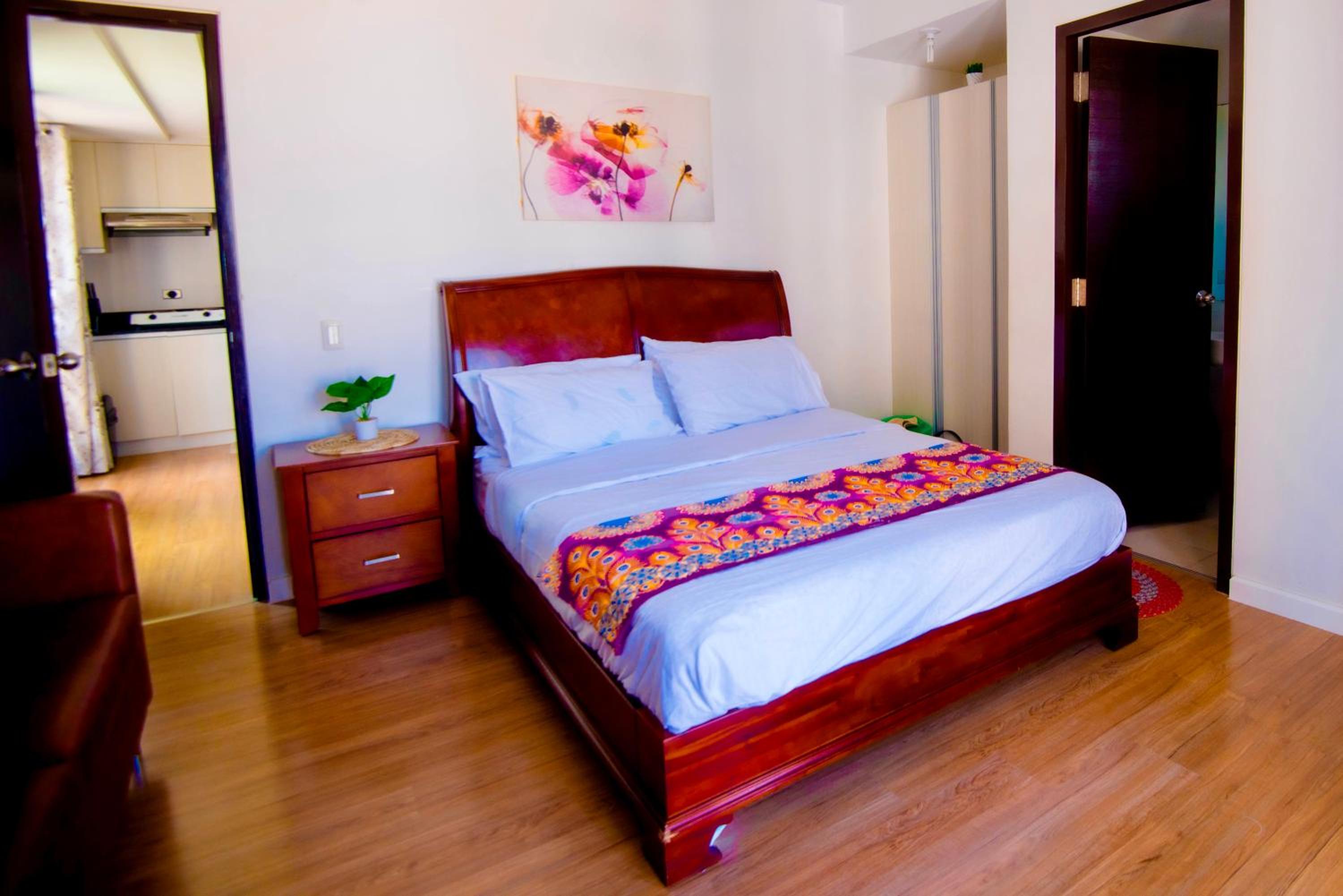 Walk to Abreeza Mall, High Floor, 1 Bedroom, Balcony with View, Parking, WiFi, Netflix, Kitchen, Washer - T1-2518 view 2
