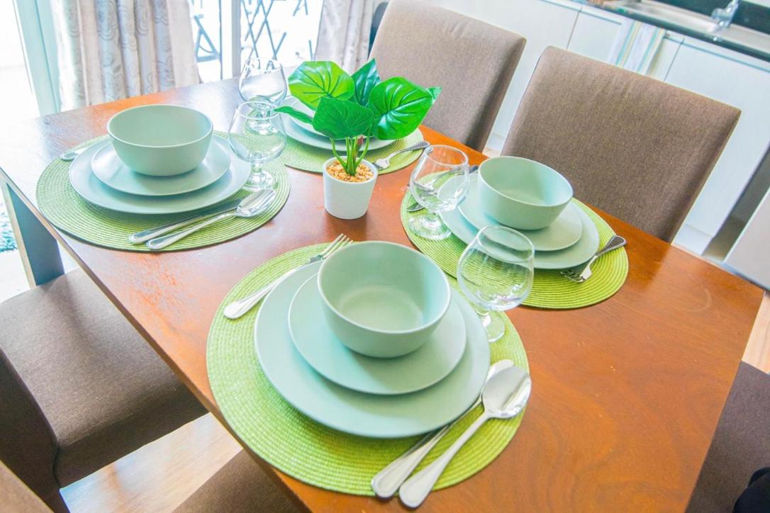 Walk to Abreeza Mall, High Floor, 1 Bedroom, Balcony with View, Parking, WiFi, Netflix, Kitchen, Washer - T1-2518 view 4