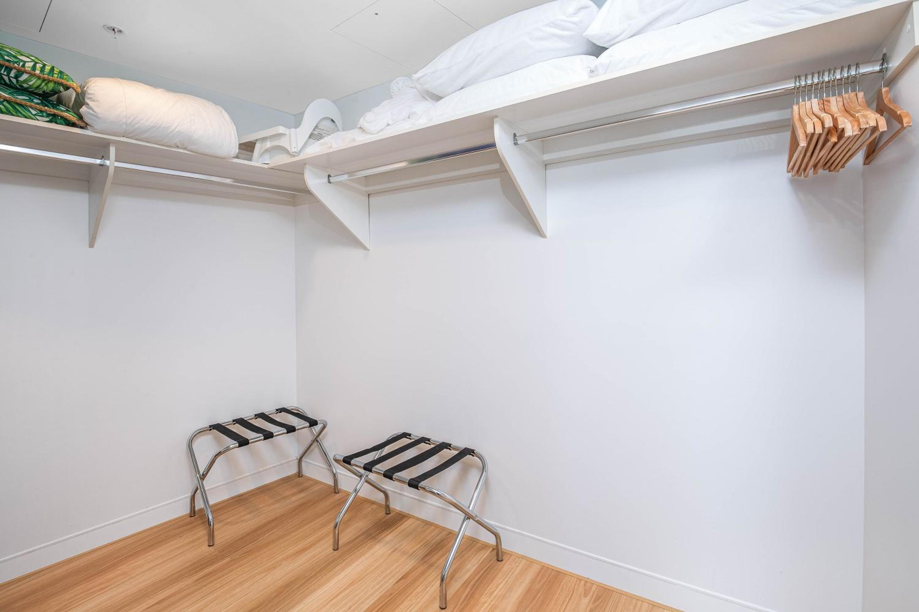 Stylish 21st floor Oracle Tower 2 Ocean Views Free Parking