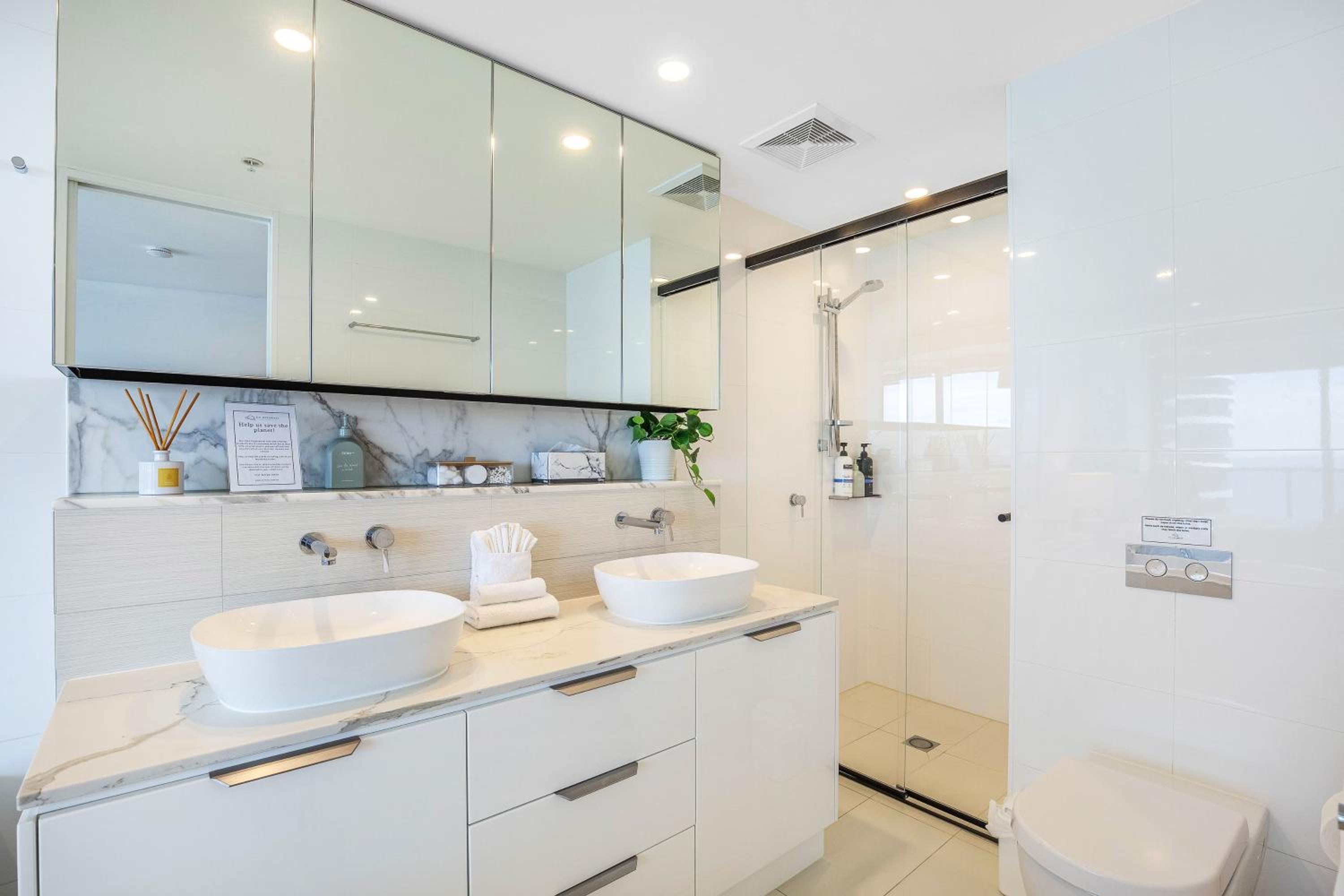 Stylish 21st floor Oracle Tower 2 Ocean Views Free Parking