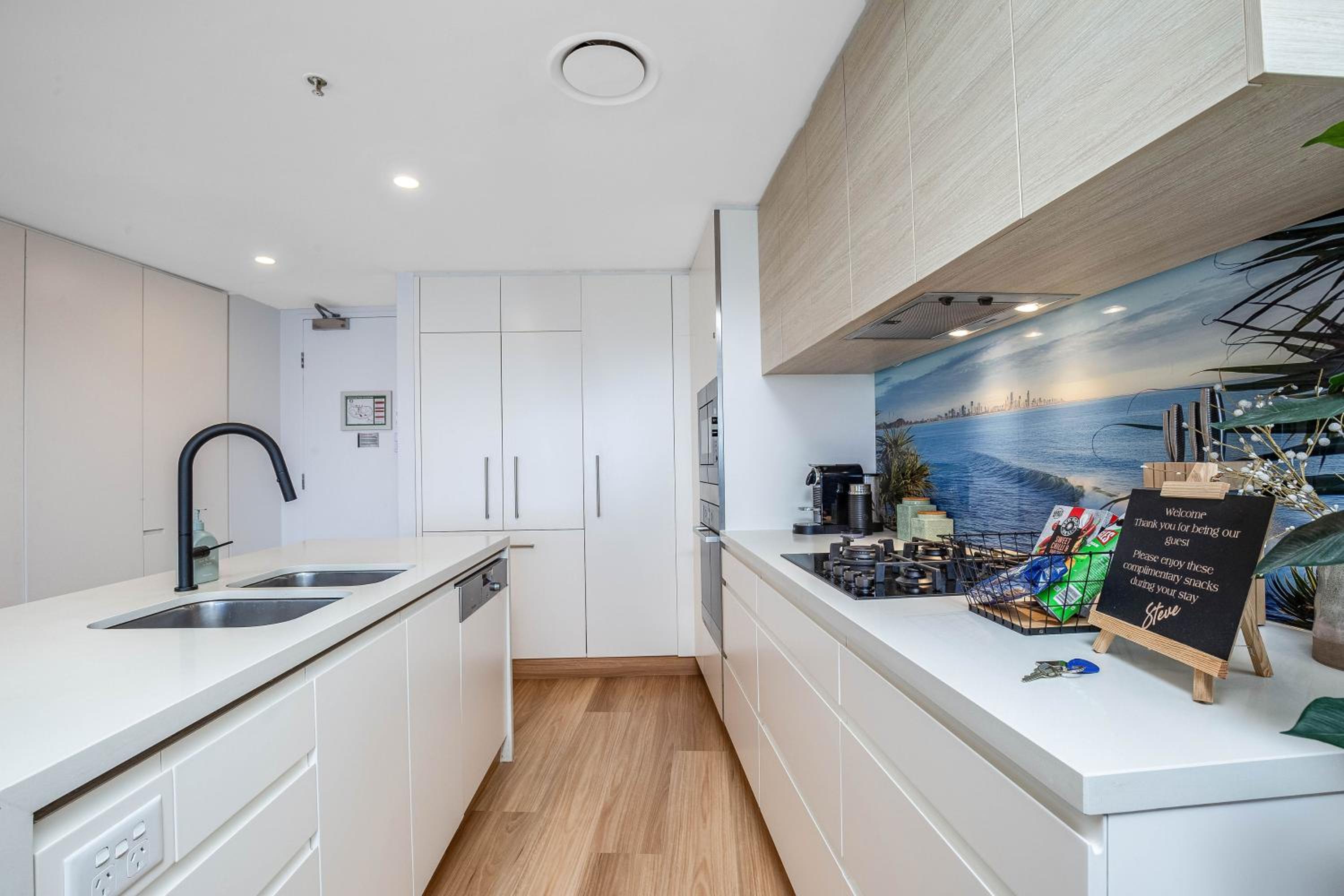 Stylish 21st floor Oracle Tower 2 Ocean Views Free Parking