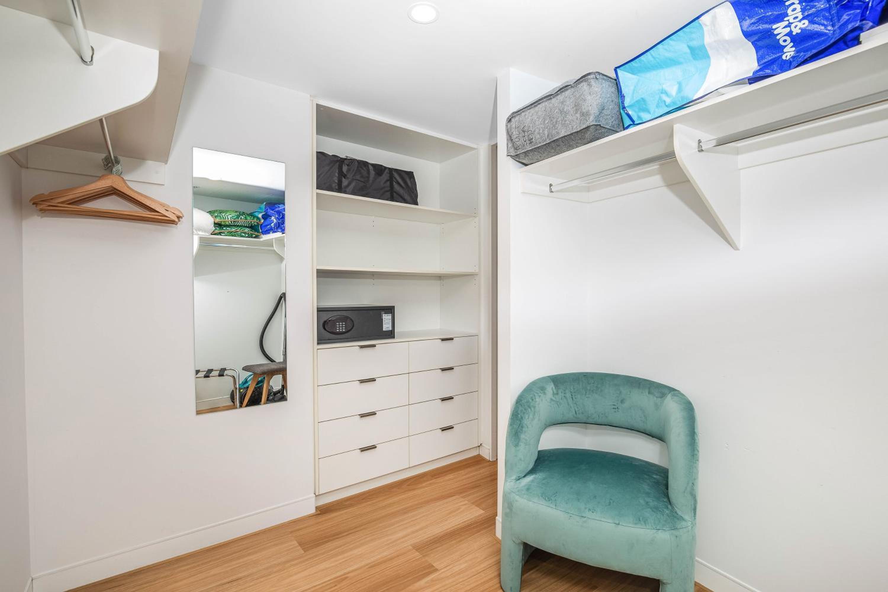 Stylish 21st floor Oracle Tower 2 Ocean Views Free Parking