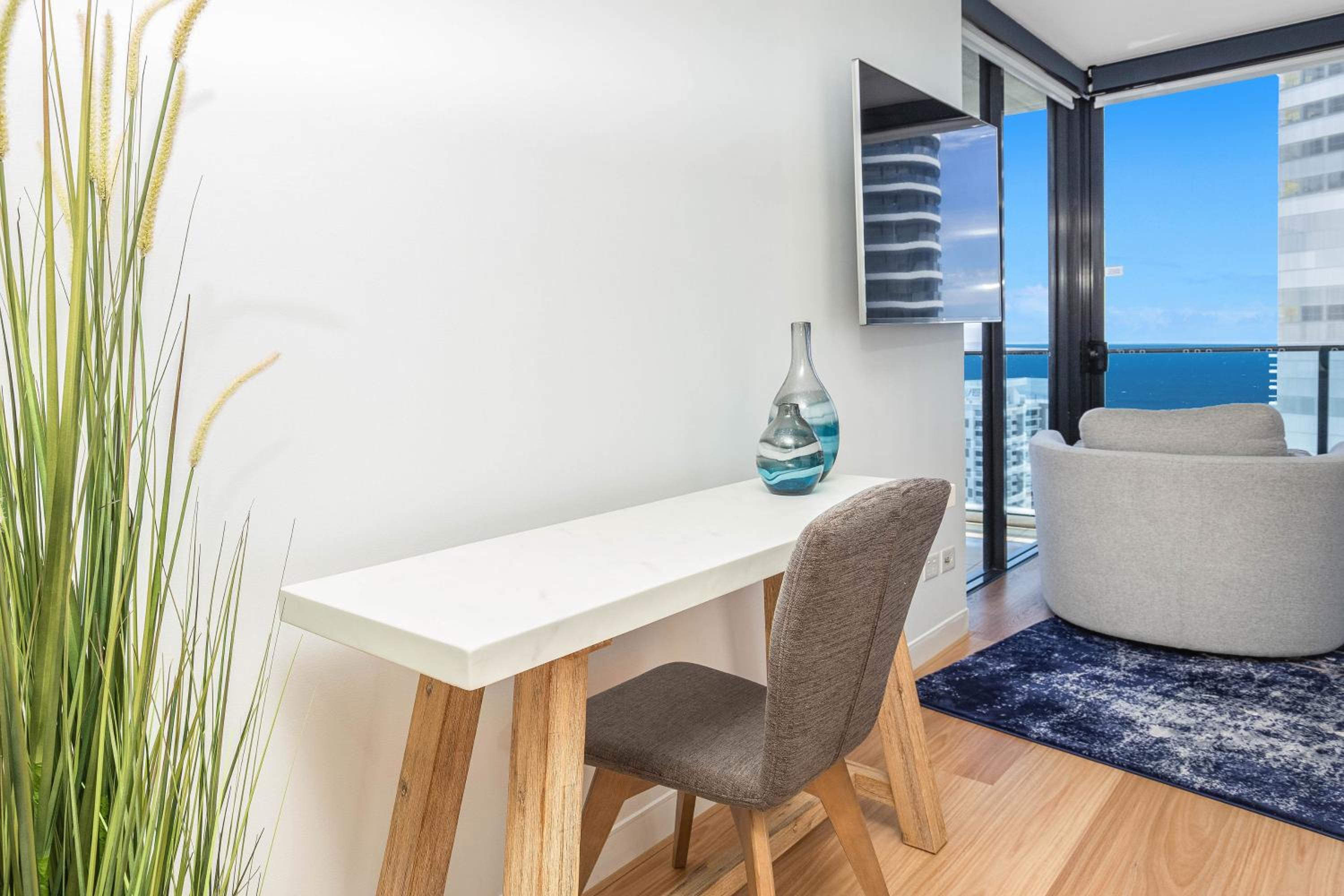 Stylish 21st floor Oracle Tower 2 Ocean Views Free Parking