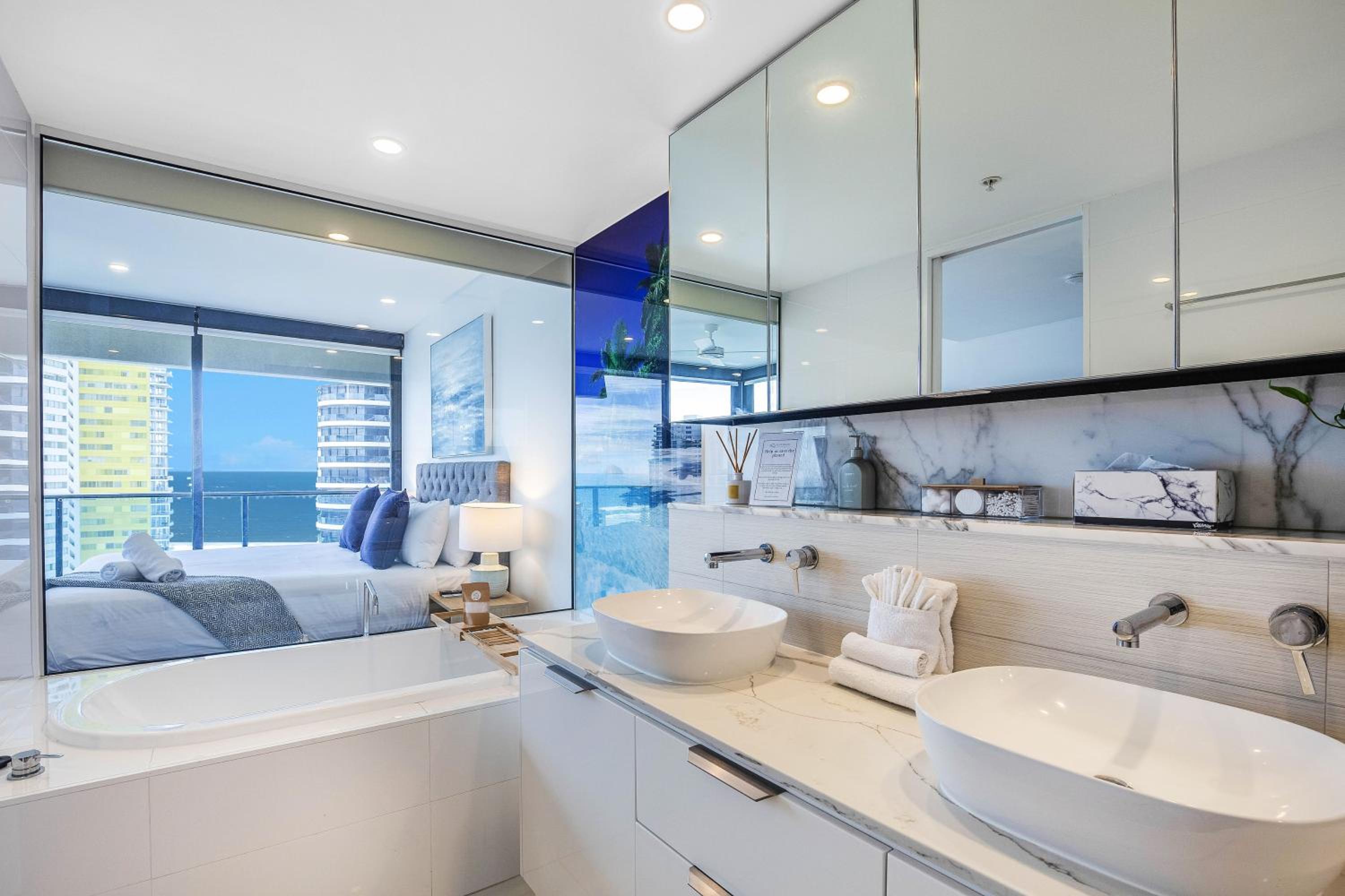 Stylish 21st floor Oracle Tower 2 Ocean Views Free Parking