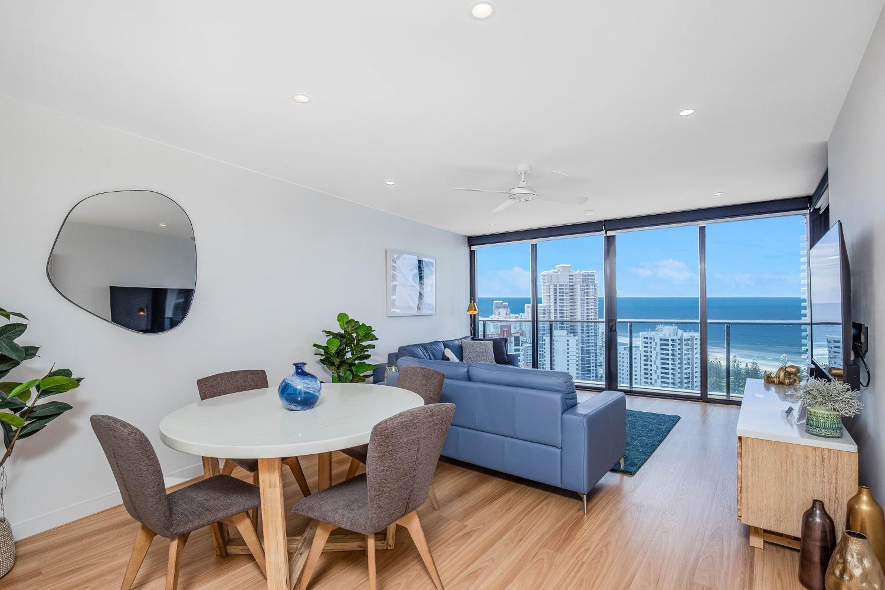 Stylish 21st floor Oracle Tower 2 Ocean Views Free Parking