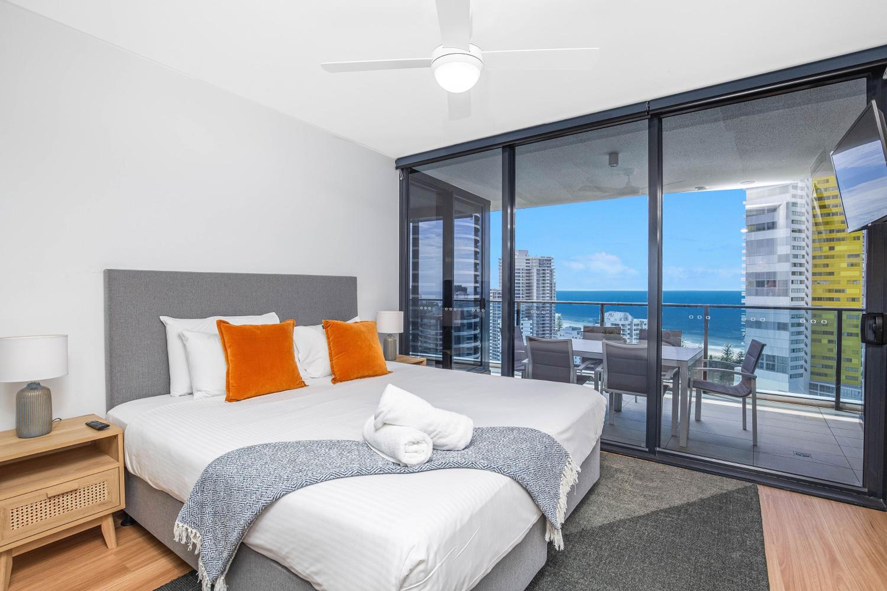 Stylish 21st floor Oracle Tower 2 Ocean Views Free Parking