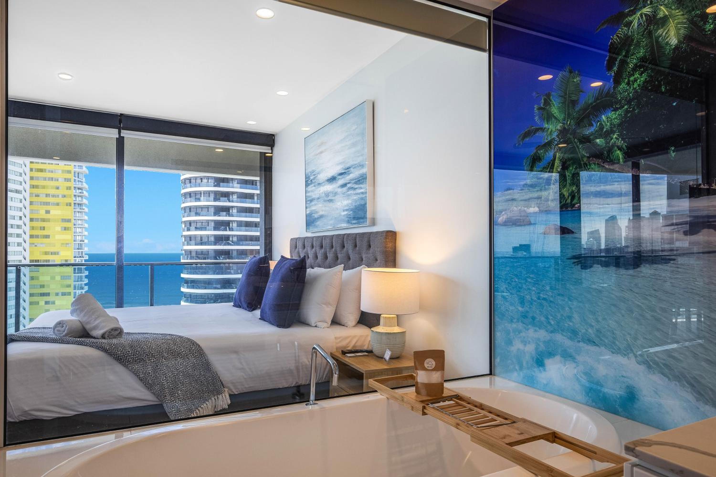 Stylish 21st floor Oracle Tower 2 Ocean Views Free Parking