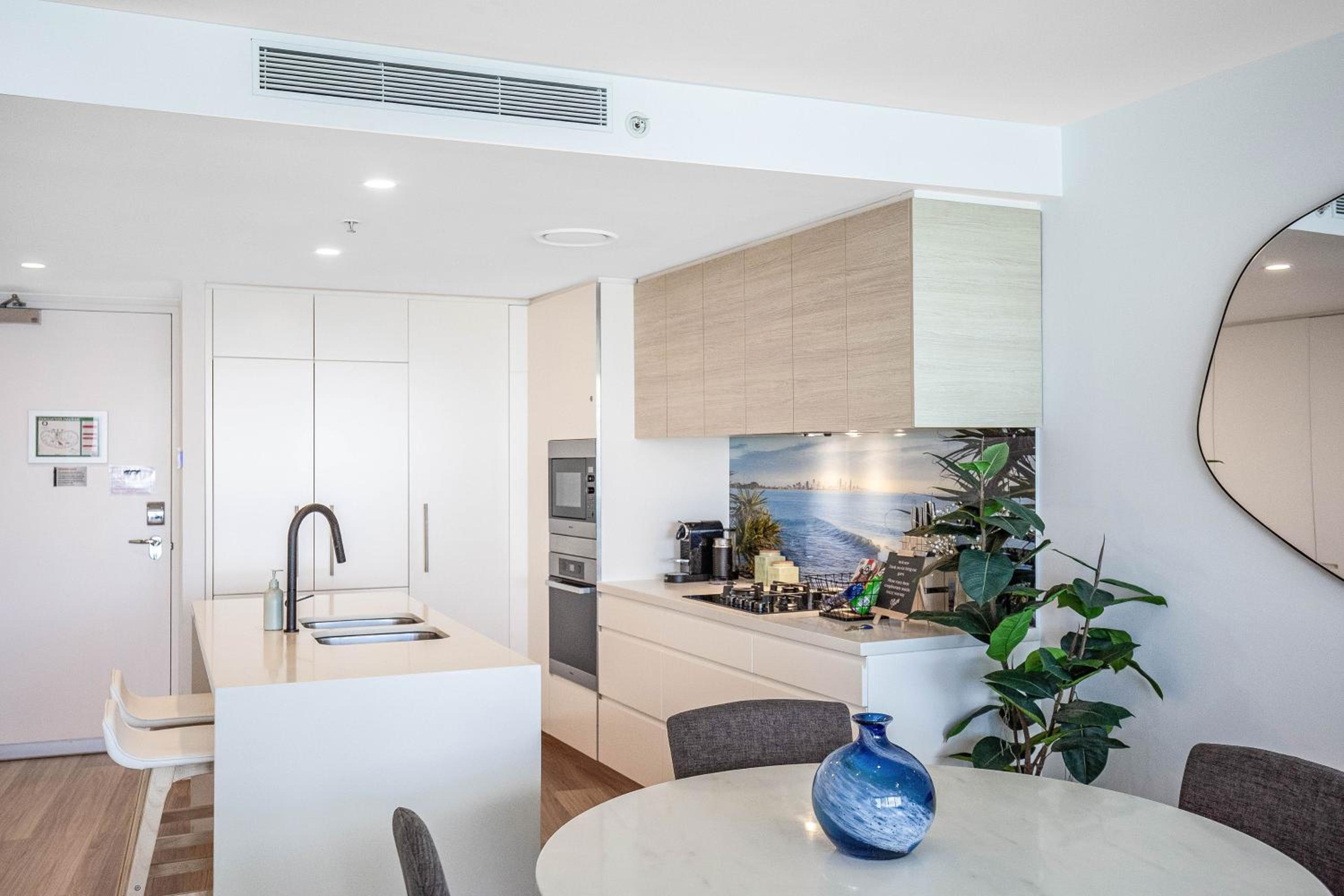 Stylish 21st floor Oracle Tower 2 Ocean Views Free Parking
