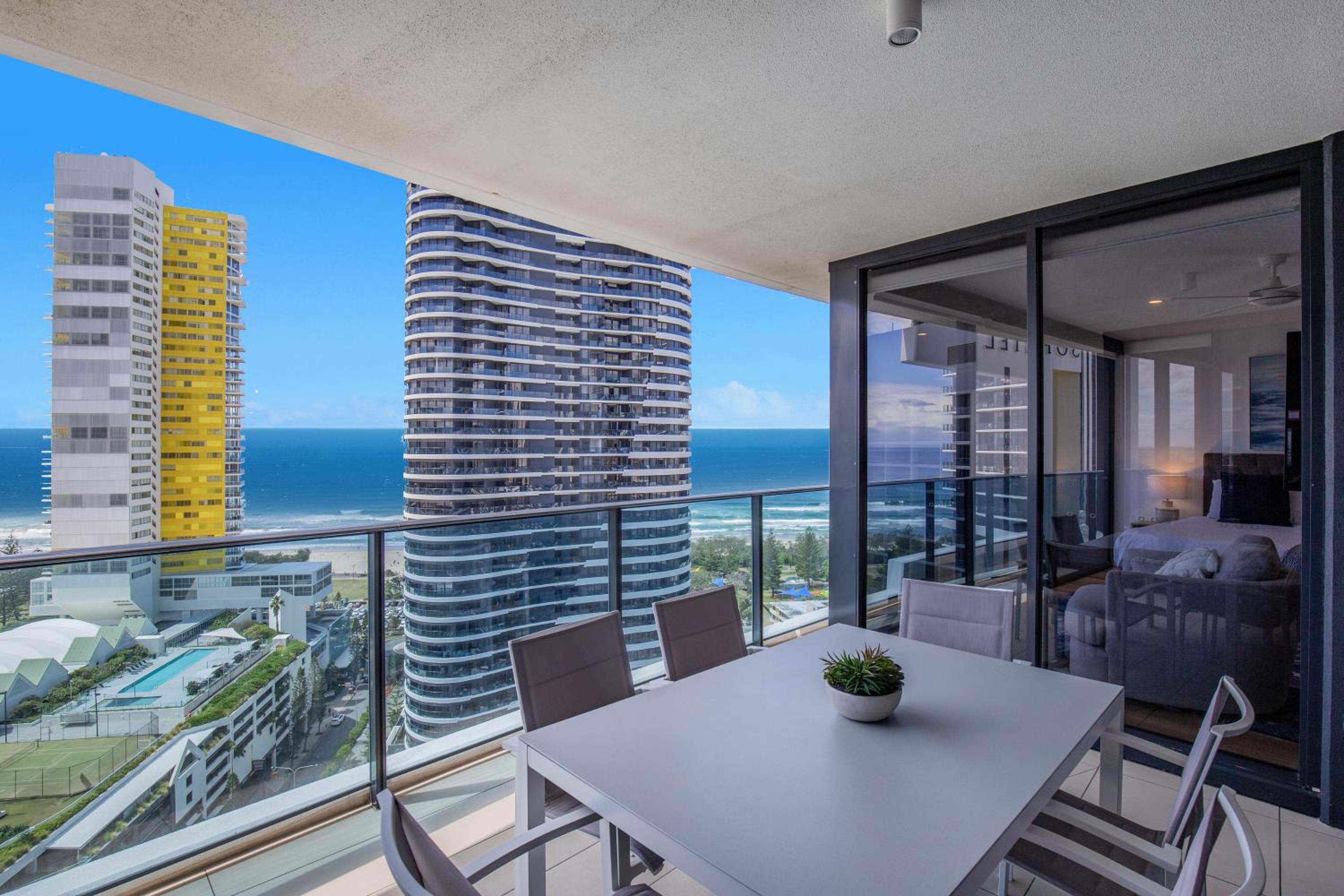 Stylish 21st floor Oracle Tower 2 Ocean Views Free Parking
