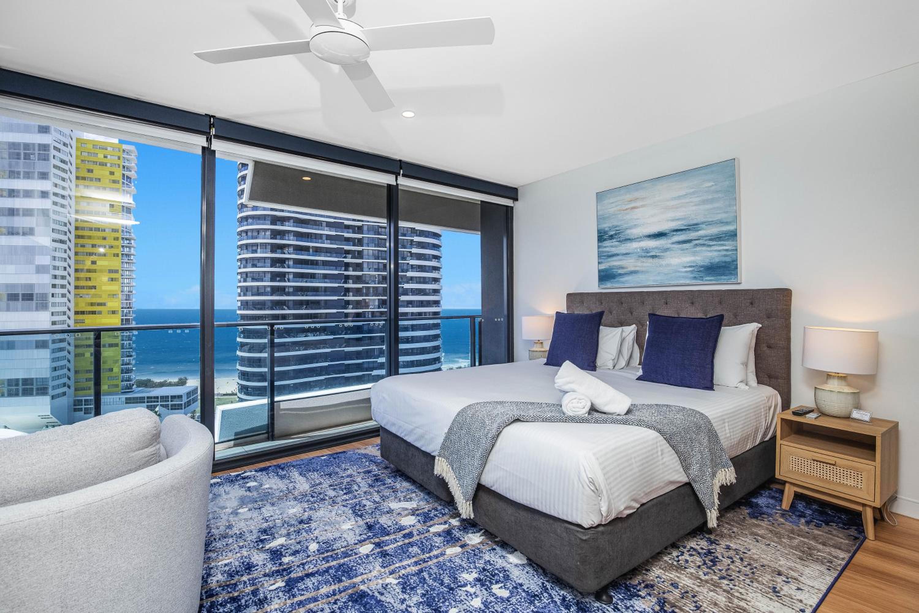 Stylish 21st floor Oracle Tower 2 Ocean Views Free Parking
