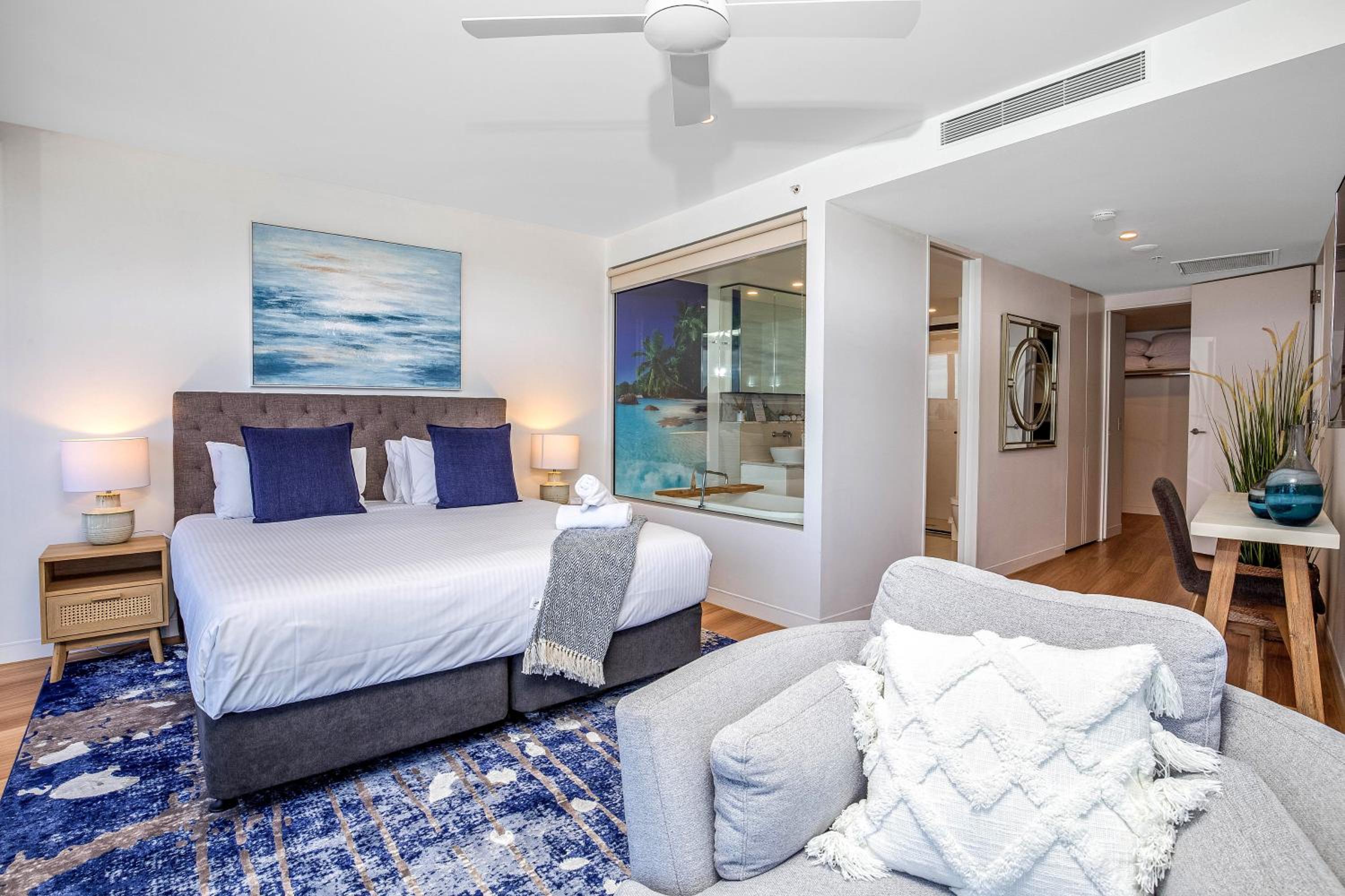 Stylish 21st floor Oracle Tower 2 Ocean Views Free Parking