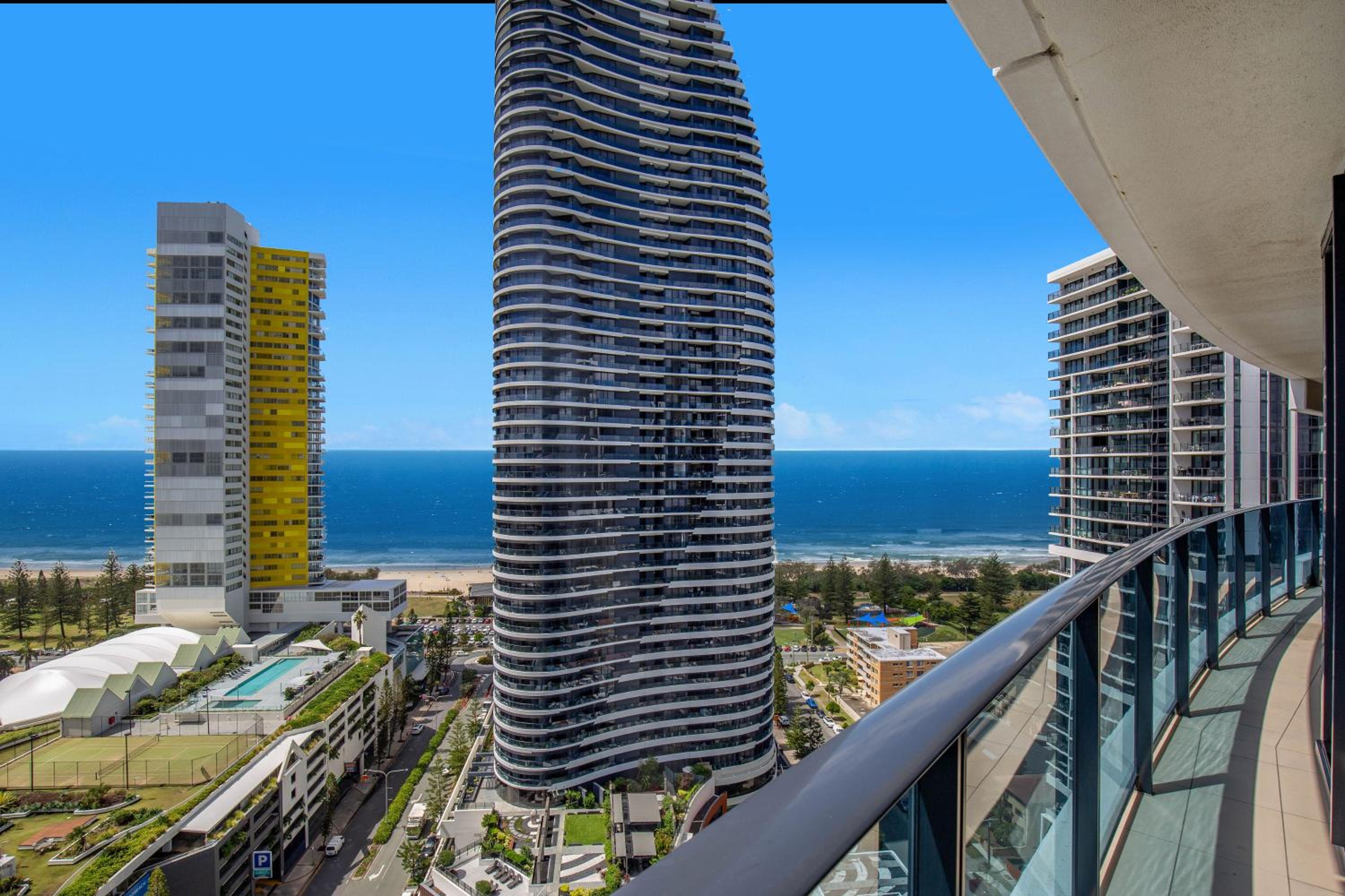 Stylish 21st floor Oracle Tower 2 Ocean Views Free Parking
