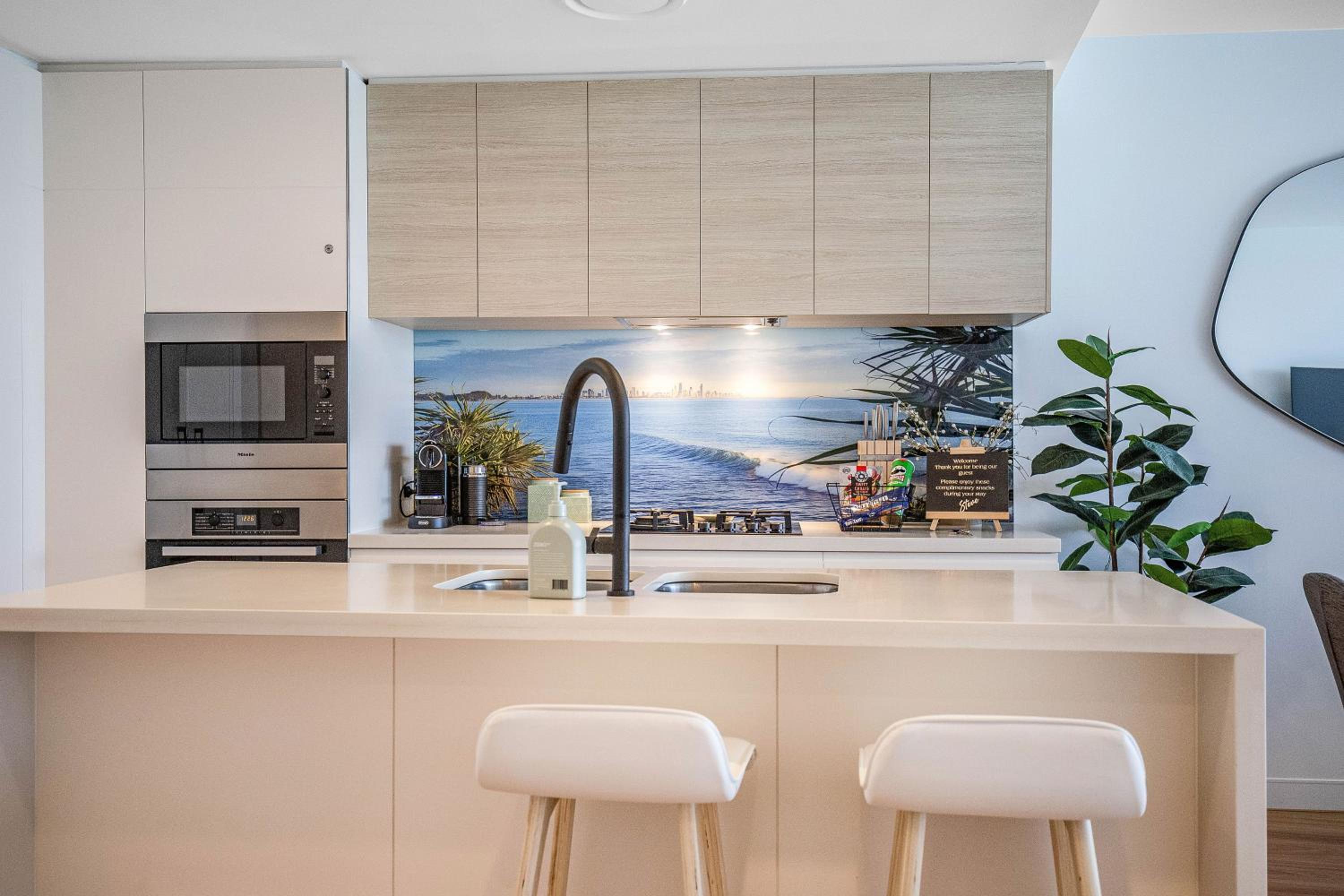 Stylish 21st floor Oracle Tower 2 Ocean Views Free Parking