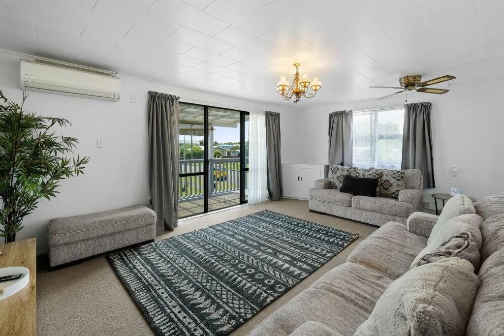 Whole House Sleeps 12 AC -Wifi - Pool view 5