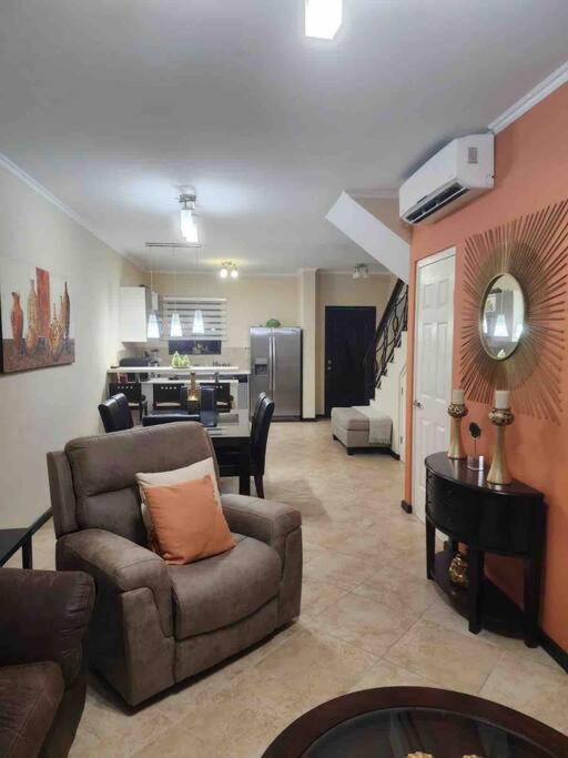 Condominio Gold Coast 2BR 3BTH