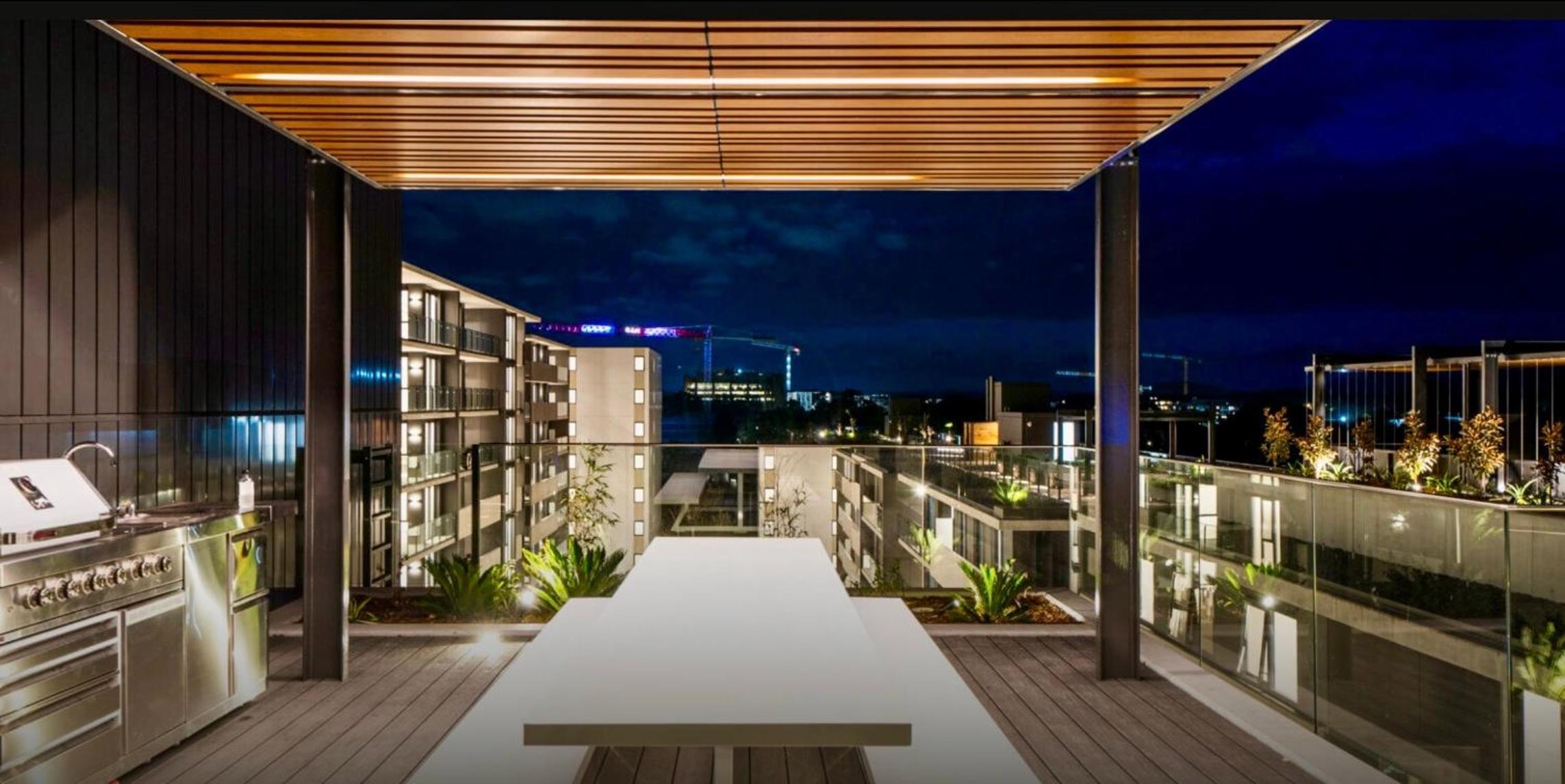 The Hamptons- Coastal Luxe Dual Suite 2BR 2BA Rooftop Pool and Free Parking - Image 4