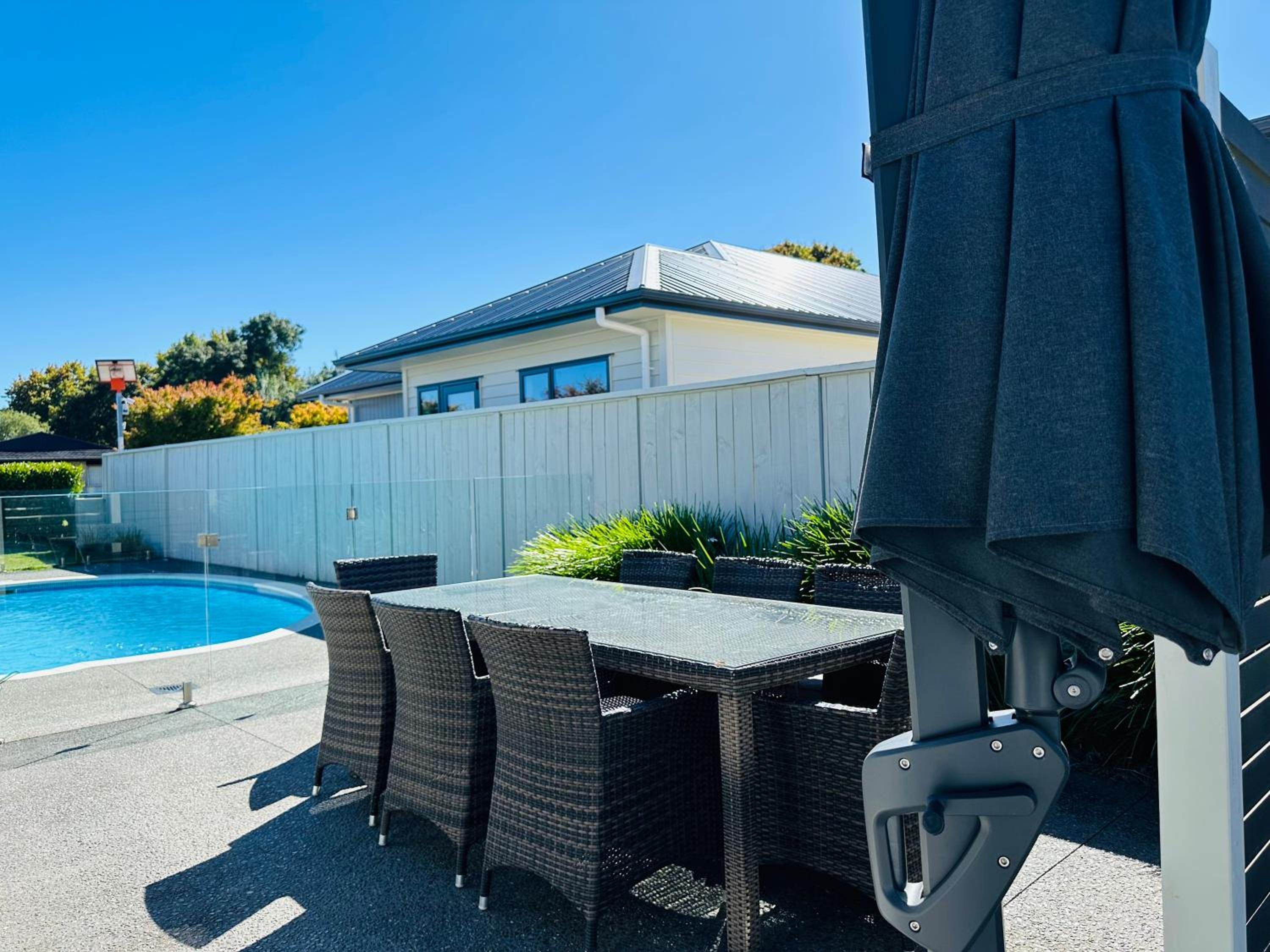 Summer Holiday 4 bedrooms house in Hamilton with pool and spa view 4