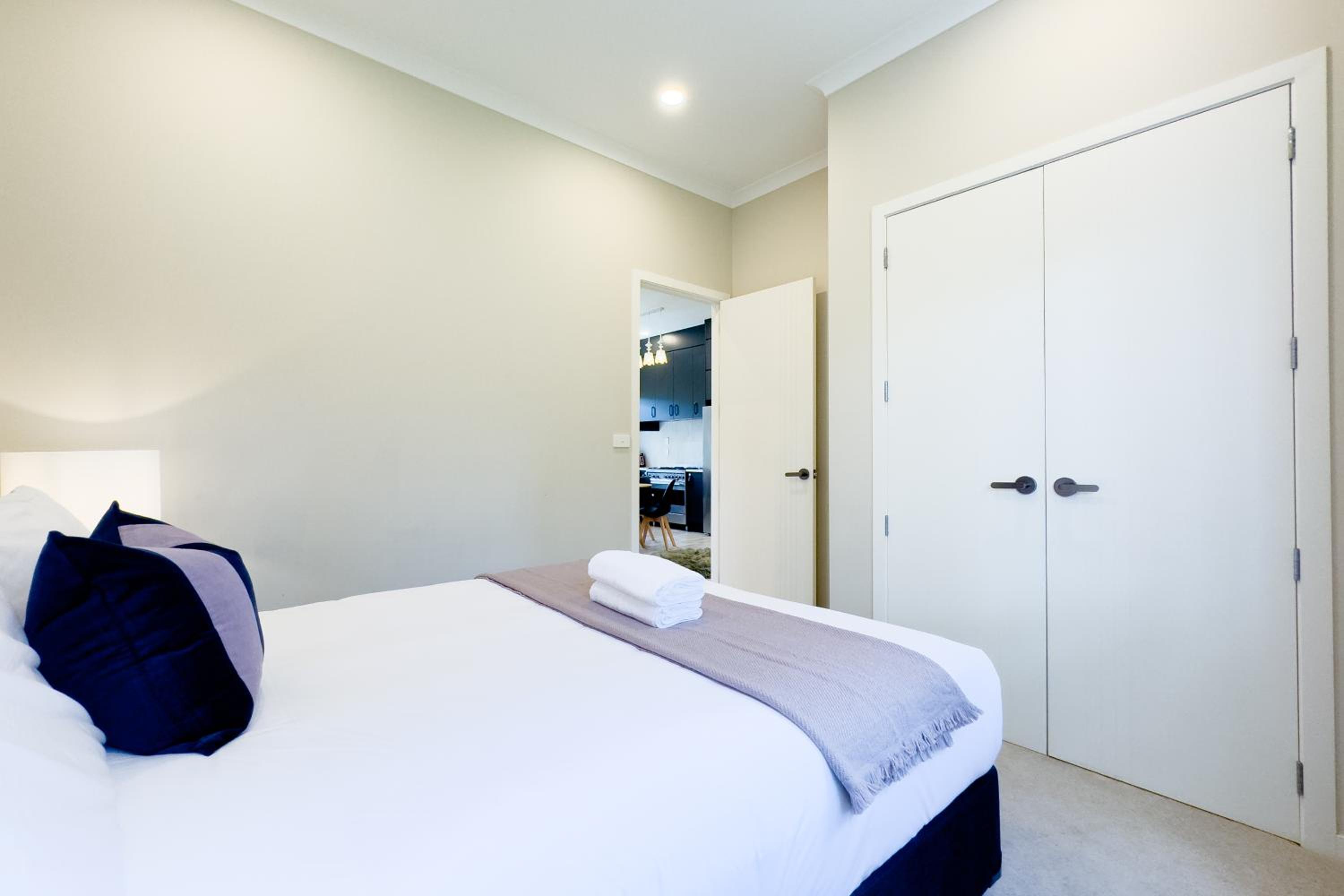 Elegant Two-Bedroom in Greenhithe view 4