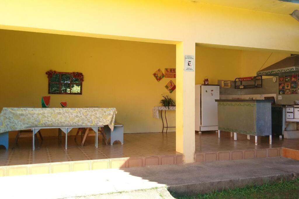 Casa ampla, 2 qtos, varanda, região de Extrema