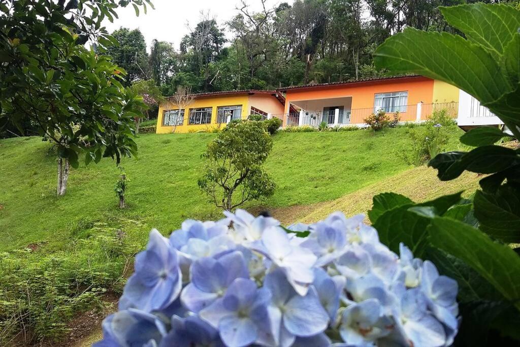 Casa ampla, 2 qtos, varanda, região de Extrema