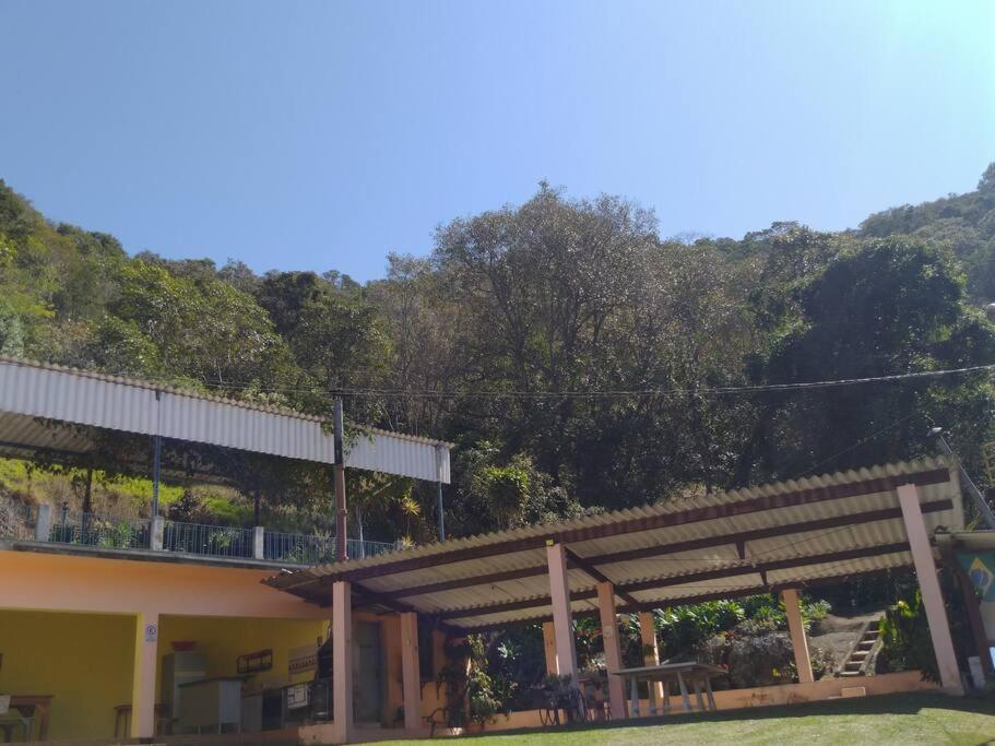 Casa ampla, 2 qtos, varanda, região de Extrema