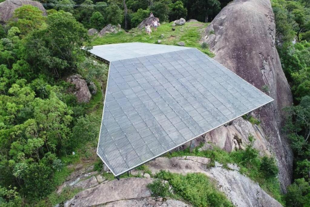 Casa ampla, 2 qtos, varanda, região de Extrema