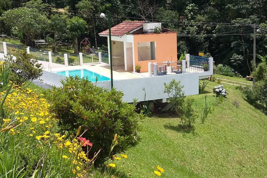 Casa ampla, 2 qtos, varanda, região de Extrema