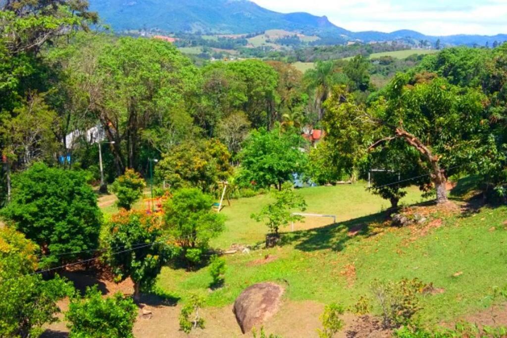 Casa ampla, 2 qtos, varanda, região de Extrema
