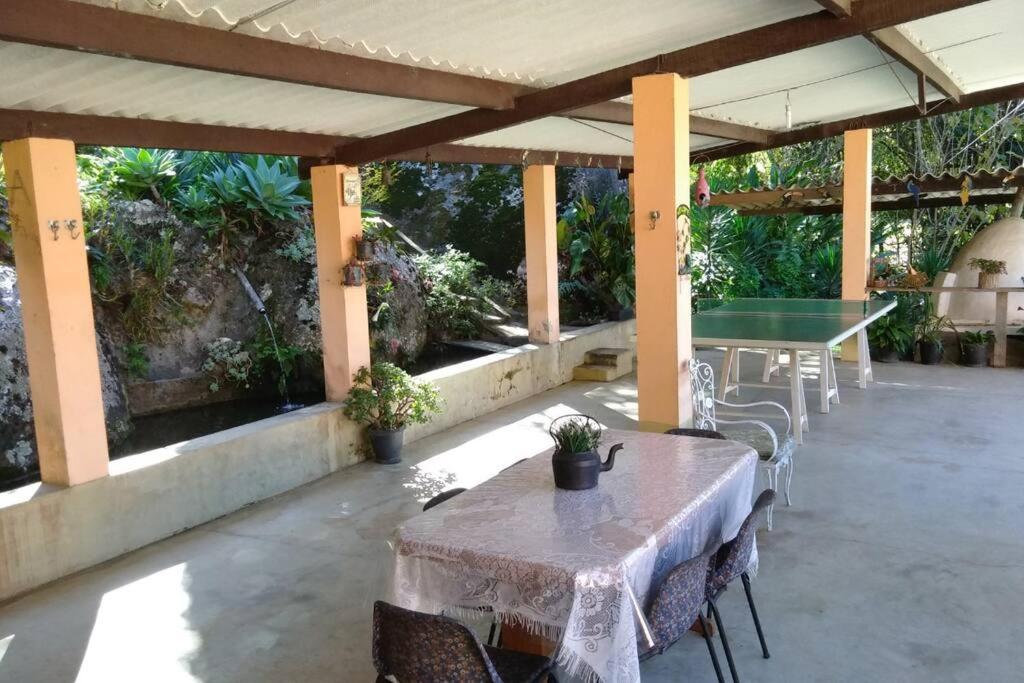 Casa ampla, 2 qtos, varanda, região de Extrema
