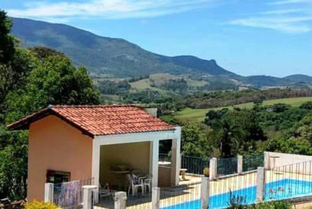 Casa ampla, 2 qtos, varanda, região de Extrema