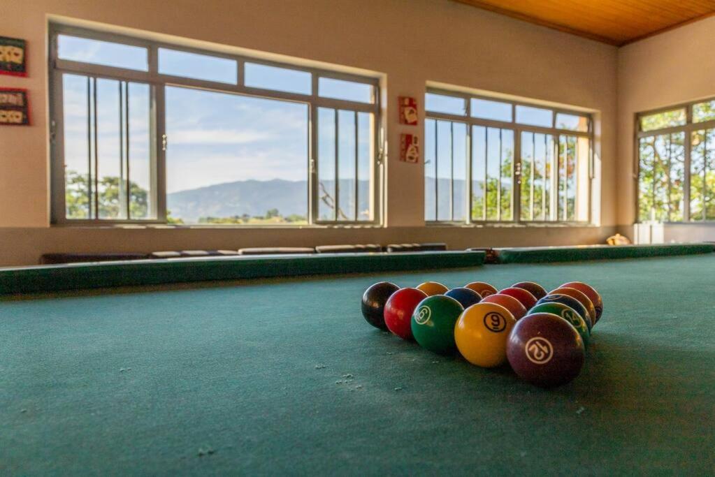 Casa ampla, 2 qtos, varanda, região de Extrema