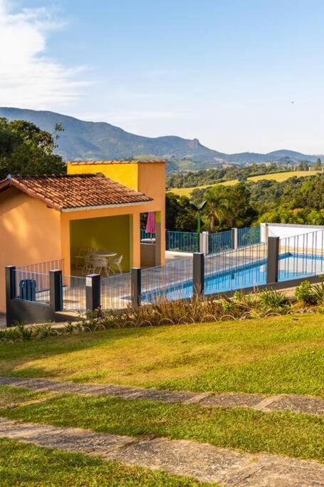 Casa ampla, 2 qtos, varanda, região de Extrema