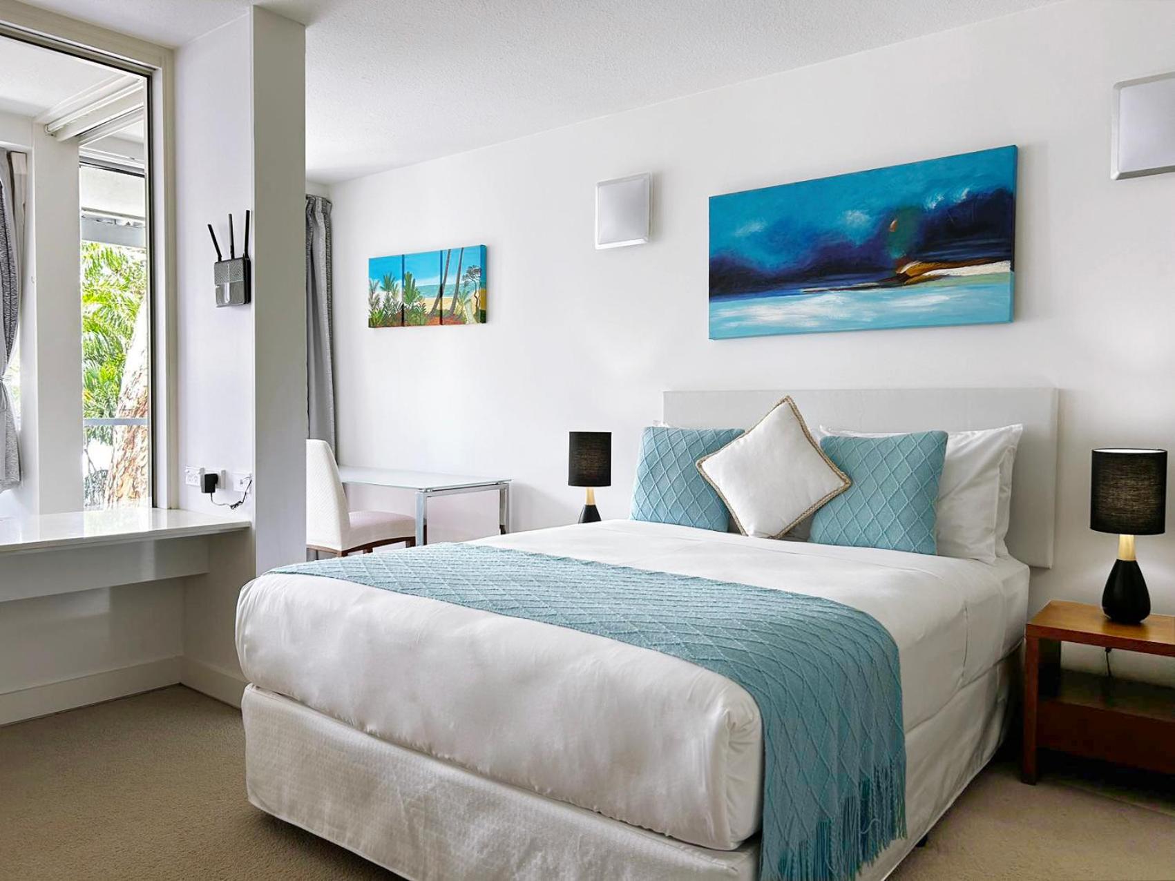 Palm Cove Beachside Apartment - Sea & Mountain Views